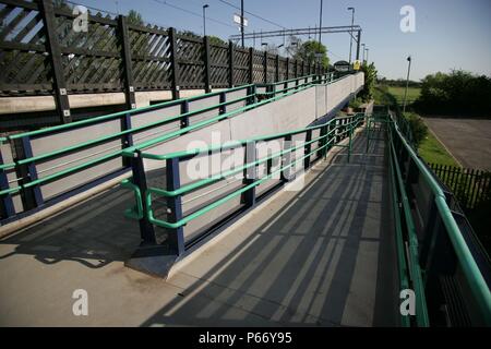 Rampe pedonali dalla piattaforma a Penkridge stazione, Staffordshire. 2007 Foto Stock