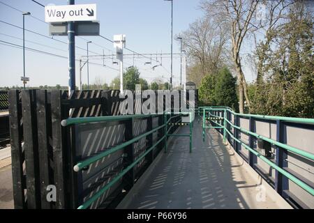 Rampe pedonali dalla piattaforma a Penkridge stazione, Staffordshire. 2007 Foto Stock