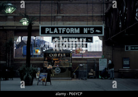 La piattaforma di digital signage e punto di ristoro presso la rinnovata stazione di patrimonio a Birmingham, Moor Street. Aprile 2004 Foto Stock