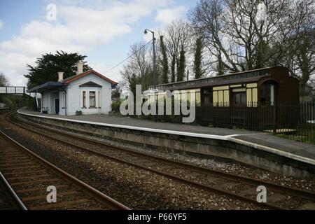 Visualizza piattaforma presso San tedeschi stazione, Cornwall, mostrando la vecchia carrozza ferroviaria accanto alla piattaforma. 2006 Foto Stock