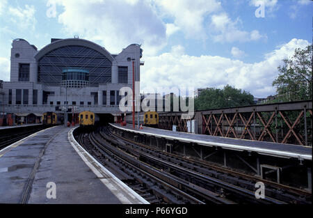 Visualizza piattaforma della stazione di Charing Cross di Londra che mostra il caratteristico stile architettonico dell'edificio principale e le periferie di treni pendolari a pl Foto Stock