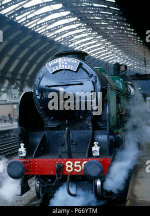 Scarborough Spa Express, 850 Lord Nelson prende acqua nella stazione di York prima di andare a Scarborough. 05.08.1986. Foto Stock