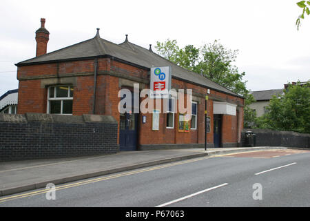 La facciata della stazione Acocks Green, Birmingham. 2007 Foto Stock