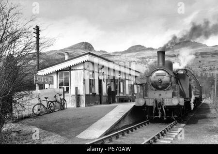 Il Caledonian Ferrovia a Killin. Singola piattaforma capolinea del servizio navetta da Killin giunzione sul Callamer e linea di Oban. Il motore ha g Foto Stock