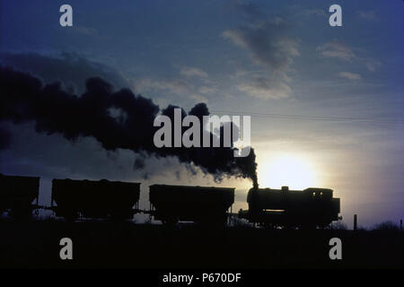 Il primo treno caricato del giorno è tirato fuori della Fenwick colliery sul sistema Backworth dal Hunslet progettato austerità 0-6-0ST, una classe di engin Foto Stock