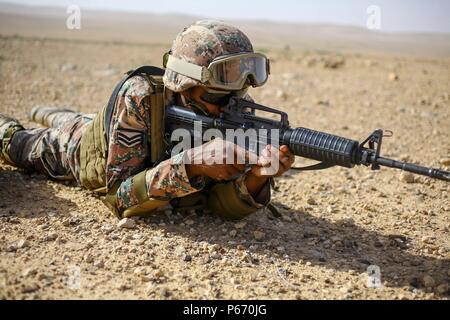 Un membro delle armate giordane fornisce la sicurezza durante l'esercizio desiderosi Lion 16 alla gamma di Armor, Quick forza di reazione, Regno di Giordania il 16 maggio 2016. Desiderosi di Lion 16 è un militari USA bi-esercizio laterale con il Regno hascemita di Giordania progettato per rafforzare le relazioni e l'interoperabilità tra nazioni partner durante la conduzione di operazioni di emergenza. (U.S. Marine Corps foto di Cpl. Lauren Falk 5 MEB COMCAM/rilasciato) Foto Stock