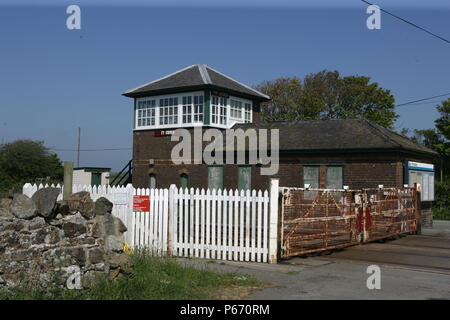 La casella segnale e il passaggio a livello Ty Croes stazione, Anglesey. 2007 Foto Stock