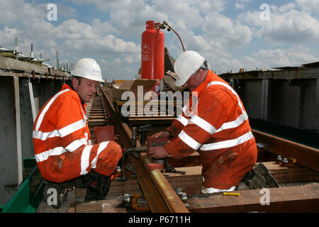 La via è rinnovato sul ponte, Peterborough. Maggio 2005 Foto Stock