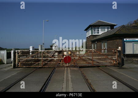 Ty Croes stazione, Anglesey con il passaggio a livello cancelli chiusi. 2007 Foto Stock