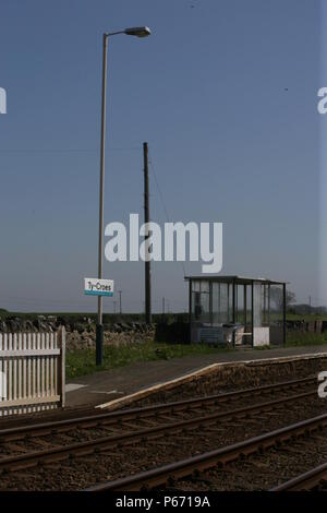 Vista la piattaforma a Ty Croes stazione, Anglesey che mostra il rifugio di attesa e una piattaforma di illuminazione. 2007 Foto Stock