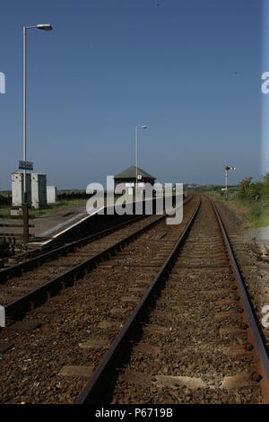 Vista la piattaforma a Ty Croes stazione, Anglesey che mostra il rifugio di attesa e una piattaforma di illuminazione. 2007 Foto Stock