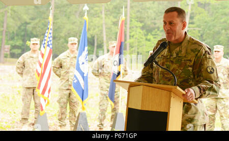 Brig. Gen. Steven W. Ainsworth, comandante 94th Training Division, indirizzi il pubblico durante la 94TD cerimonia rivoluzionaria per un nuovo centro di formazione Maggio 12, 2016. Il 39,127 piedi quadrati del centro di formazione sarà dotato di 15 aule e includerà una manutenzione area formazione per il trasporto corsi, come anche di una modernissima cucina didattici per il food service corsi specializzati. Novanta-quarto TD istruttori potrebbe potenzialmente treno 2,635 soldati mentre insegnamento 120 classi annualmente. Foto Stock