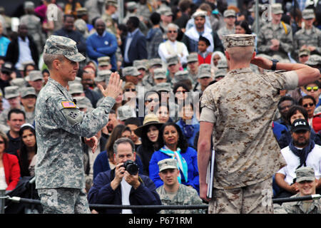 Un U.S. Marine Corps studente alla difesa Istituto di Lingua Estera Language Centre saluta dopo essere stato riconosciuto dal comandante, U.S. Esercito Col. Phillip J. Deppert, durante il giorno di linguaggio 2016 presso il Presidio di Monterey, California, 13 maggio. Giornata della lingua è un annuale evento open-house che promuove e incoraggia la comprensione culturale e la dogana da tutto il mondo. Foto Stock