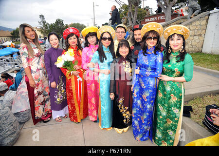 Membri locali di Monterey la comunità vietnamita eseguito un ballo di nozze noto come Dam Cuoi Nha Binh durante il giorno di linguaggio 2016 presso il Presidio di Monterey, California, 13 maggio. Giornata della lingua è un annuale evento open-house che promuove e incoraggia la comprensione culturale e la dogana da tutto il mondo. Foto Stock