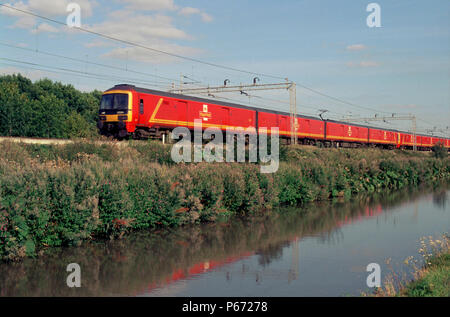 A Royal Mail teste del treno a nord lungo il lato della Oxford canal a Ansty. 2003 Foto Stock