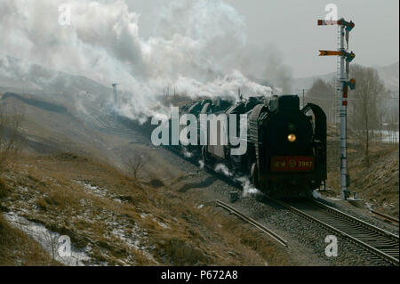 Una breve salita al vertice nel tunnel attende i due QJ 2-10-2s catturate qui uscire dall Shangdian con un oriente nolo. Foto Stock