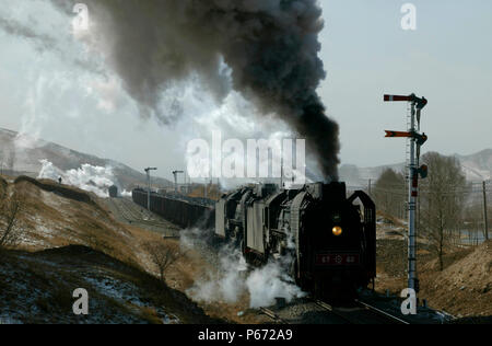 Una breve salita al vertice nel tunnel attende i due QJ 2-10-2s catturate qui uscire dall Shangdian con un oriente nolo. Foto Stock