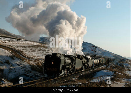 Una breve salita al vertice nel tunnel attende i due QJ 2-10-2s catturate qui uscire dall Shangdian con un oriente nolo. Foto Stock