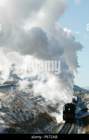 Una breve salita al vertice nel tunnel attende i due QJ 2-10-2s catturate qui uscire dall Shangdian con un oriente nolo. Foto Stock