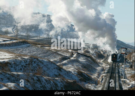 Una breve salita al vertice nel tunnel attende i due QJ 2-10-2s catturate qui uscire dall Shangdian con un oriente nolo. Foto Stock