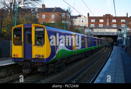 Un Silverlink Metro servizio a Kensal Rise stazione sulla North London Line. 2003. Foto Stock