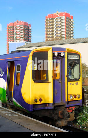 Un Silverlink Metro servizio a nord Stazione Woolwhich sulla North London Line. 2003. Foto Stock