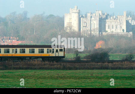 A sbattere la porta impostata 4 Vep in livrea Connex passa la magnificenza medievale del Castello Arundle nel Sussex con una Connex South Central servizio del treno. 2003 Foto Stock