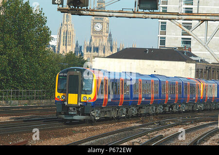 A sud ovest di treni 450 di classe a Vauxhall. 2003 Foto Stock