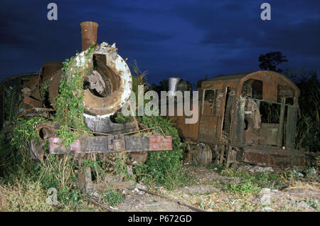 Un racconto di due Alcos. Motori abbandonati si trovano a molti siti in Cuba e qui un Alcos Schenectady 2-8-0 del 1919-completo con tampone di legno essere Foto Stock