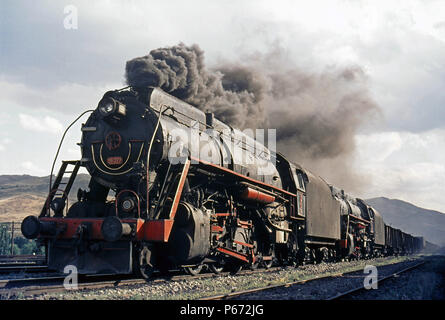 Un turco del ferroviario costruito in America camicia Sky 2-10-0 teste a carbone treno vicino Sumucuk sul Irmak- Zonguldak linea. Giovedì 22 luglio 1976. Foto Stock