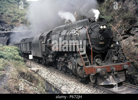 Un turco del ferroviario costruito in America camicia Sky 2-10-0 capi lontano da Sumucuk con un trasporto merci in direzione nord per Zonguldak giovedì 22 luglio 1976. Il tr Foto Stock