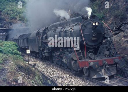 Una delle Ferrovie Turche American costruito "kyliner' 2-10-0 conduce un carbone treno vicino Sumucuk sul Irmak - Zonguldak linea su Giovedi 22 luglio 1976. Foto Stock