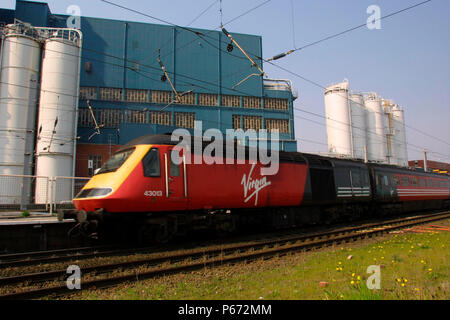 Una vergine HST poco dopo la partenza da warrington bank Quay station. 2004. Foto Stock