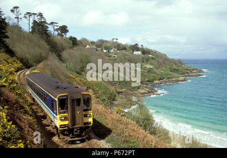 Un Wessex treni classe 153 attraversa il tratto costiero del San Erth a St. Ives linea di derivazione vicino Lelant in Cornovaglia con un servizio a Penzance. c2 Foto Stock