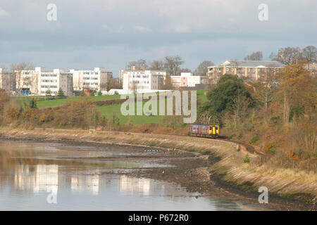 Un Wessex servizio treni da Exeter St Davids a Exmouth passa Lympstone caserma su un ramo di Devon linea. Novembre 2004. Foto Stock