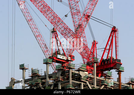 Gru a torre sul sito in costruzione in Cina Foto Stock