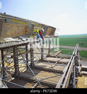 Installazione di prefabbricati in calcestruzzo sezioni del tetto durante la costruzione del Imperial War Museum Duxford Foto Stock