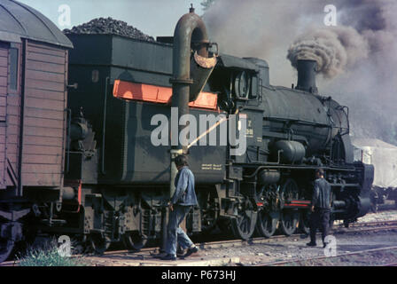 Uno Stato jugoslavo 28 ferroviario classe 0-10-0 a Stanjel sulla linea tra Nova Gorica e Sezana in agosto 1972. Questi ex Austrian 0-10-0s sono stati desi Foto Stock