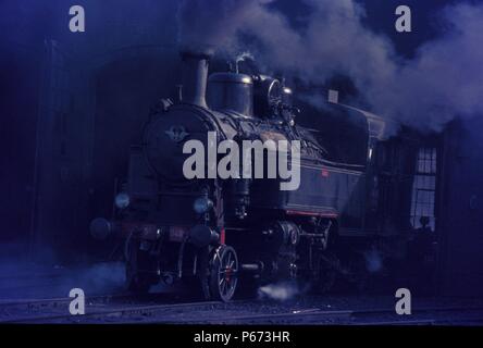 Uno Stato jugoslavo ferrovie 51 Classe 2-6-2T di origine ungherese rotola fuori del deposito a Novi Sad nel luglio 1972. Foto Stock