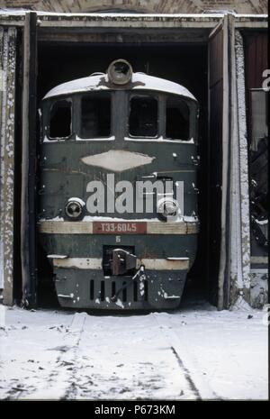 Un abbandonato diesel locomotiva elettrica nel deposito a Manzhouli sulla Cina il confine russo in Mongolia interna nel 1994. Foto Stock