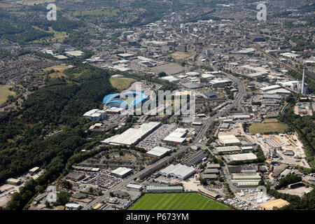 Vista aerea di Huddersfield da est guardando in giù la A62 Leeds Road verso il centro della città Foto Stock