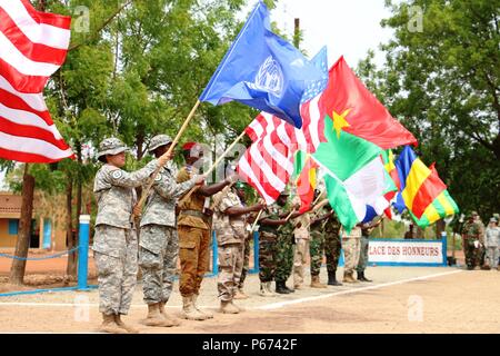 Multinazionale di Western Accord 2016 partecipanti bandiere di visualizzazione per ciascun paese rappresentato all'esercizio di chiusura della cerimonia il giorno 13 maggio 2016 presso il Camp Zagre, Ouagadougou, Burkina Faso. Le due settimane di posto di comando esercizio, che è iniziato il 2 maggio ha riunito 15 West nazioni africane, 7 LA NATO i paesi europei e gli Stati Uniti per lavorare come un quartier generale multinazionale per costruire l'interoperabilità e comprensione condivisa. (U.S. Foto dell'esercito da Staff Sgt. Candace Mundt/rilasciato) Foto Stock