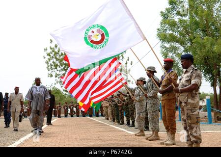 Il Burkina Faso Primo ministro Paul Kaba Thieba passeggiate passato le bandiere dei partner multinazionale durante il Western Accord 2016 Giorno di chiusura cerimonia 13 maggio 2016 presso il Camp Zagre, Ouagadougou, Burkina Faso. Le due settimane di posto di comando esercizio, che è iniziato il 2 maggio ha riunito 15 West nazioni africane, 7 LA NATO i paesi europei e gli Stati Uniti per lavorare come un quartier generale multinazionale per costruire l'interoperabilità e comprensione condivisa. (U.S. Foto dell'esercito da Staff Sgt. Candace Mundt/rilasciato) Foto Stock