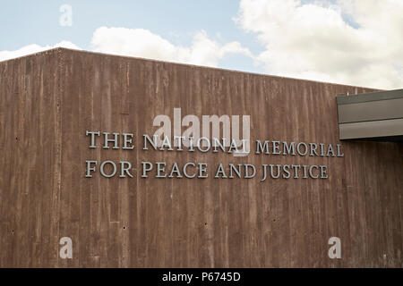 Ingresso al Monumento Nazionale per la pace e la giustizia museo e Monumento a promuovere la pace e la giustizia, i diritti civili a Montgomery in Alabama, Stati Uniti d'America. Foto Stock