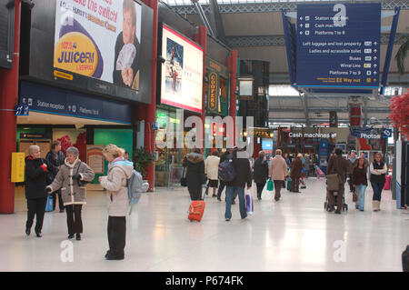 Liverpool Lime Street Station. Vista del concourse guardando verso Skelhorne San Gennaio 2005. Foto Stock