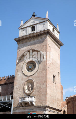 Torre dell'orologio di Palazzo della Ragione (Palazzo della Ragione con la Torre dell'Orologio) a Mantova, Italia Foto Stock