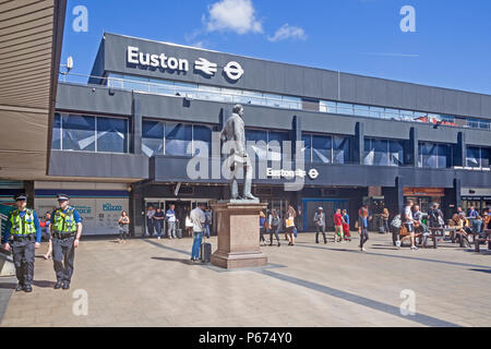 London Borough di Camden la statua di Robert Stephenson presiedere il piazzale della stazione di Euston Foto Stock