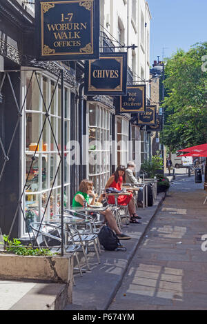 London Borough di Camden Il splendidamente conservati terrazza georgiana della appartata Woburn Walk, London la prima strada pedonale dello shopping Foto Stock