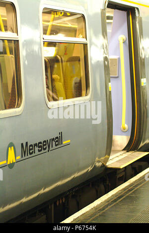 La rete Merseyrail attualmente è rimessa a nuovo la sua flotta di emu e riverniciatura in una nuova livrea grigio. La prima unità a ricevere il nuovo fegato Foto Stock