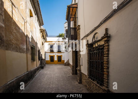 Stradina nel quartiere di Santa Cruz di Siviglia Foto Stock